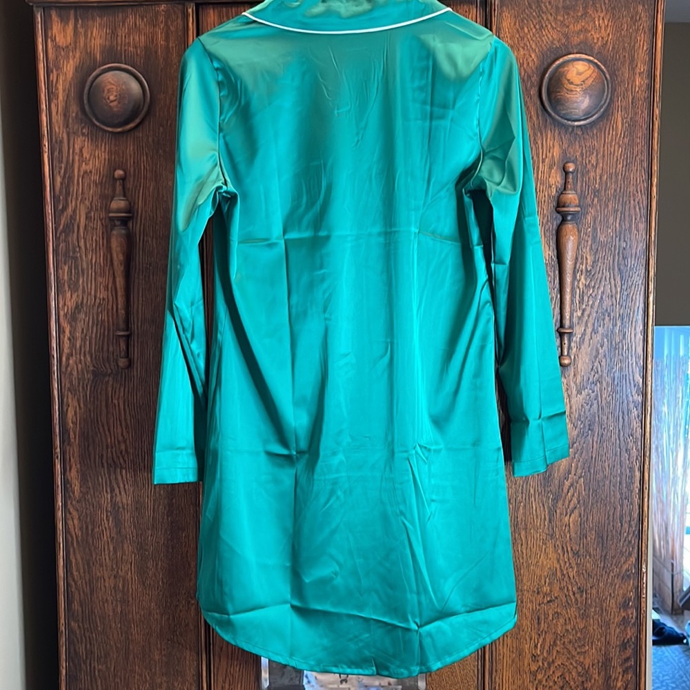 321. Tahari Green Satin Silk Sleep Shirt | 18/34 | Small - Picture 5 of 8